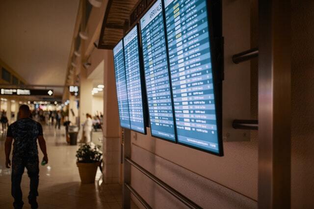 a screen with the arrivals and departures of the flights